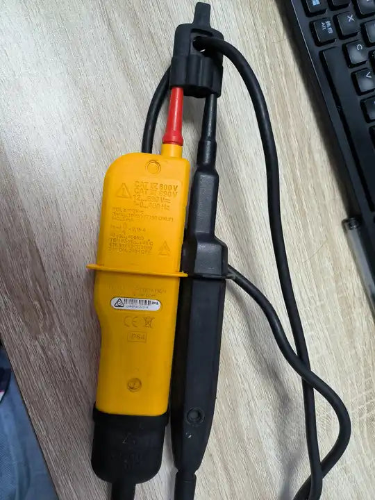 Fluke T130 Two-pole Voltage and Continuity Tester, 12 to 690 V AC/DC