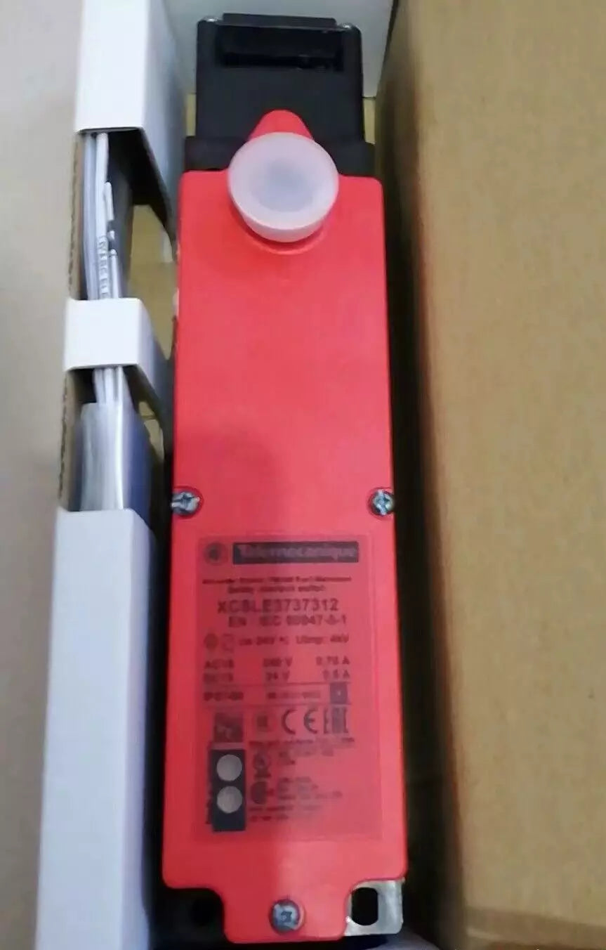 1PC f Schneider XCSLE3737312 New/