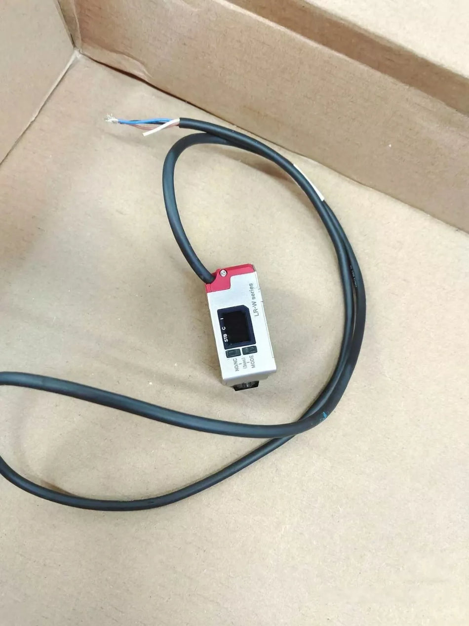 1PC USED LR一W70 sensor ( ) #N1296 YF